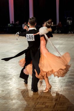 Dans pistinde dans eden çiftler.