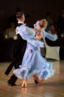 Dans pistinde dans eden çiftler.
