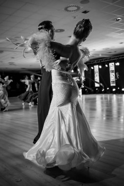 Dans pistinde dans eden çiftler.