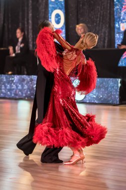 Dans pistinde dans eden çiftler.