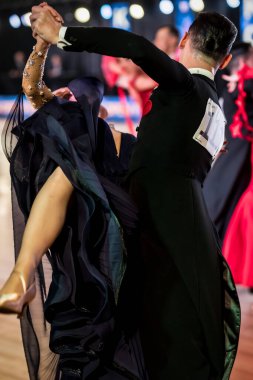 Dans pistinde dans eden çiftler.