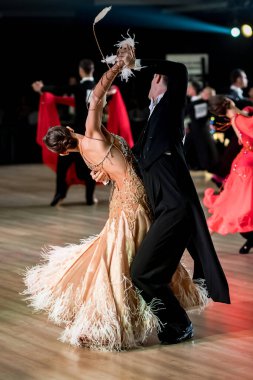 Dans pistinde dans eden çiftler.