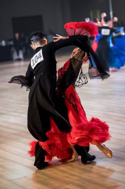 Dans pistinde dans eden çiftler.