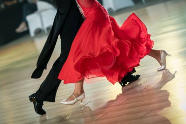 Dans pistinde dans eden çiftler.