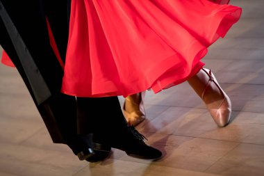 Dans pistinde dans eden çiftler.