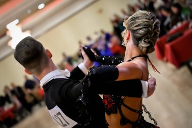 Dans pistinde dans eden çiftler.