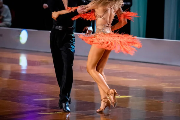 Casal Dança Uma Dança Latina Pernas Casal Dançante — Fotografia de Stock