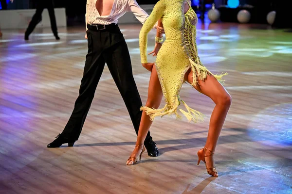 Ζευγάρι Χορεύει Λατινικό Χορό Πόδια Ενός Ζευγαριού Που Χορεύει — Φωτογραφία Αρχείου