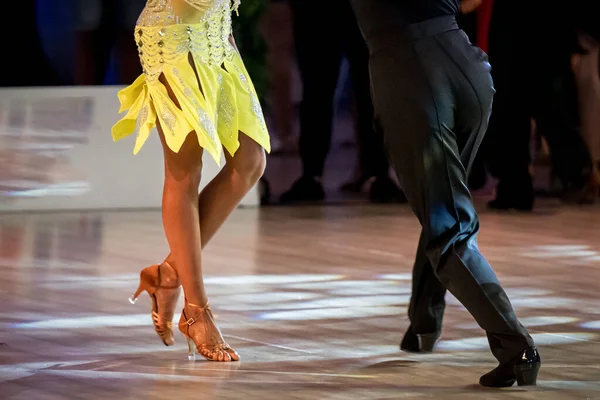 这对夫妇跳拉丁舞 一对跳舞的夫妇的腿 — 图库照片