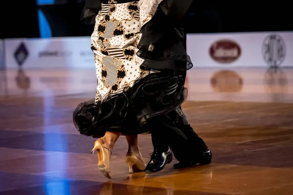 Paar Tanzt Standardtanz Auf Der Tanzfläche — Stockfoto