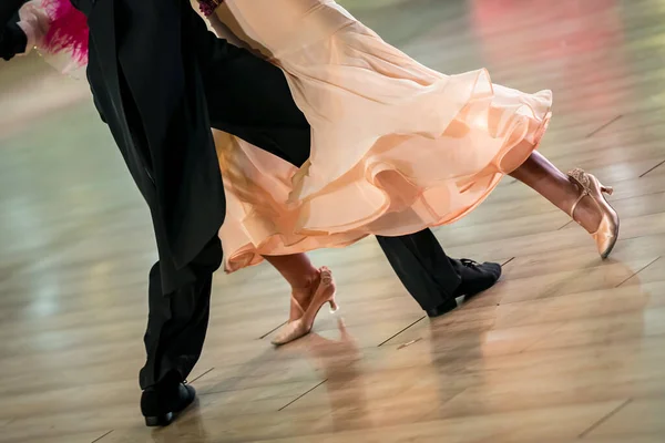 Пара Танцев Стандартный Танец Танцполе — стоковое фото