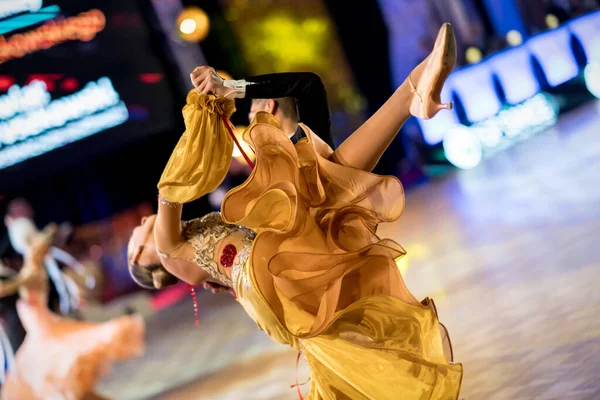 Pareja Bailando Baile Estándar Pista Baile Fotos de stock libres de derechos