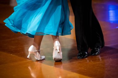 Dans pistinde dans eden çiftler.