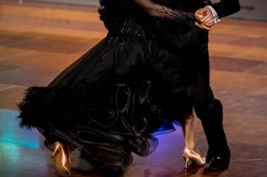 Dans pistinde dans eden çiftler.