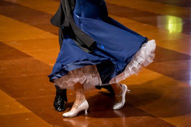 Dans pistinde dans eden çiftler.