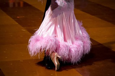 Dans pistinde dans eden çiftler.