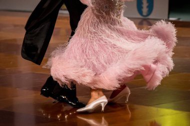 Dans pistinde dans eden çiftler.