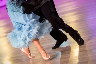 Dans pistinde dans eden çiftler.