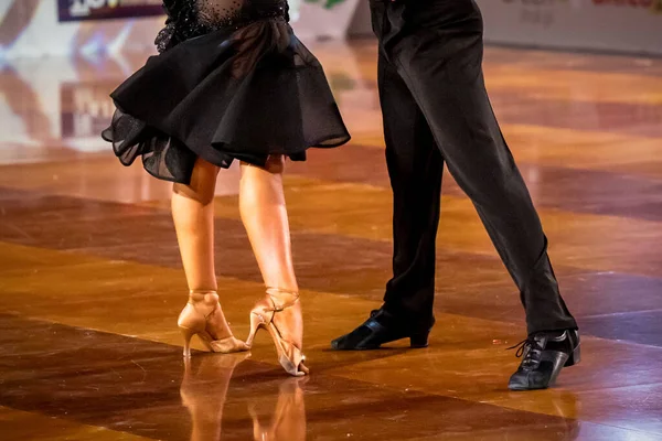 カップルはラテンダンスを踊る ダンスカップルの脚は — ストック写真
