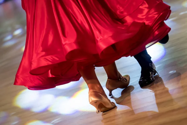 Casal Dança Dança Padrão Pista Dança — Fotografia de Stock