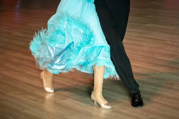 ダンスフロアで標準的なダンスを踊るカップル — ストック写真