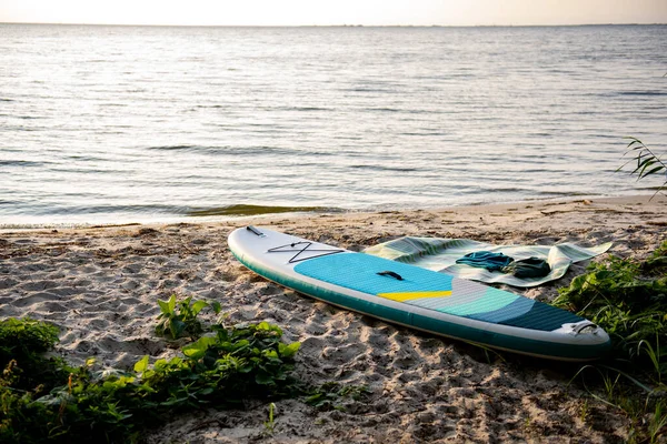 Sup Paddle Board Costa Del Lago Atardecer Fotos de stock libres de derechos