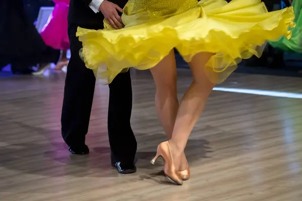 Pareja Bailando Baile Estándar Pista Baile Imágenes de stock libres de derechos