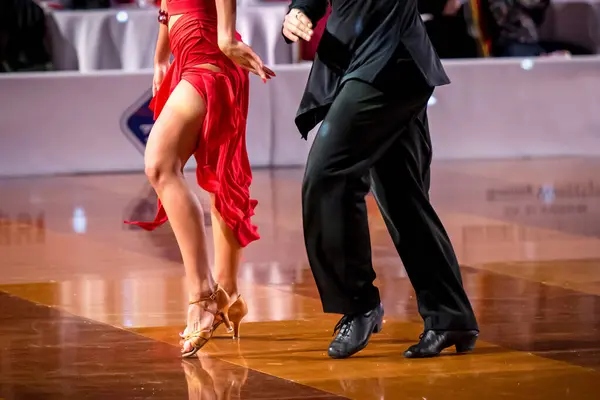 2022年3月26日 Szczecin Ballroom Tornament 这对夫妇跳了一支拉丁舞 一对跳舞的夫妇的腿 — 图库照片