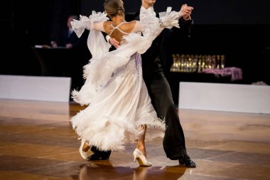 Dans pistinde dans eden çiftler.