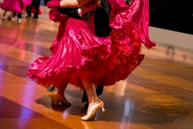 Dans pistinde dans eden çiftler.