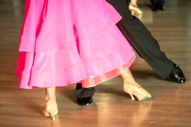 Dans pistinde dans eden çiftler.