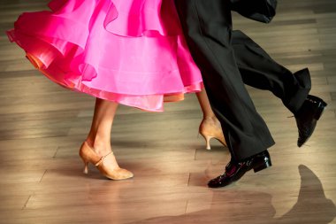 Dans pistinde dans eden çiftler.