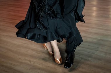 Dans pistinde dans eden çiftler.