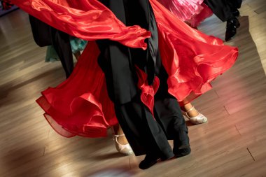 Dans pistinde dans eden çiftler.