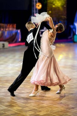 Dans pistinde dans eden çiftler.