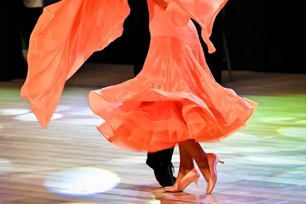 ダンスフロアで標準的なダンスを踊るカップル ロイヤリティフリーのストック写真