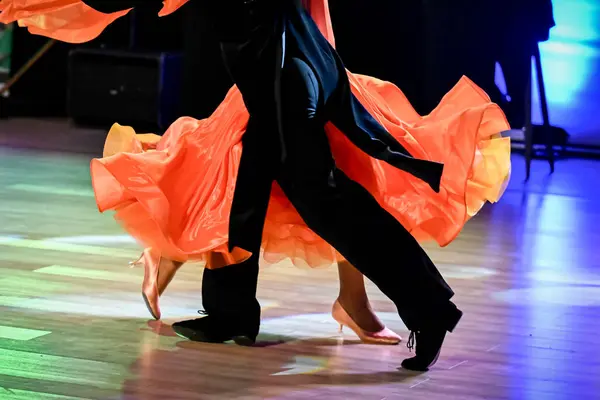 ダンスフロアで標準的なダンスを踊るカップル ロイヤリティフリーのストック画像