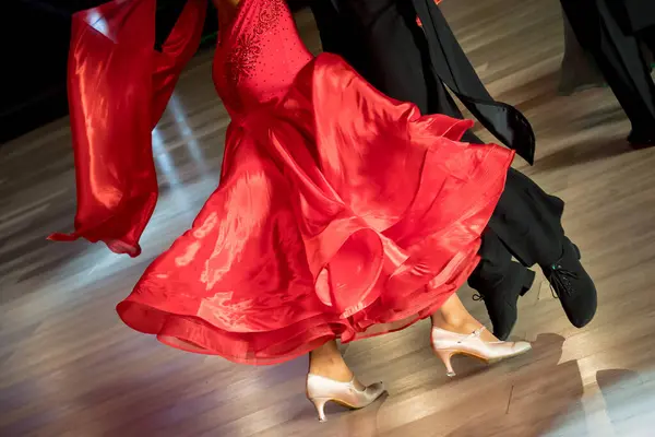 Paar Tanzt Standardtanz Auf Der Tanzfläche Stockfoto