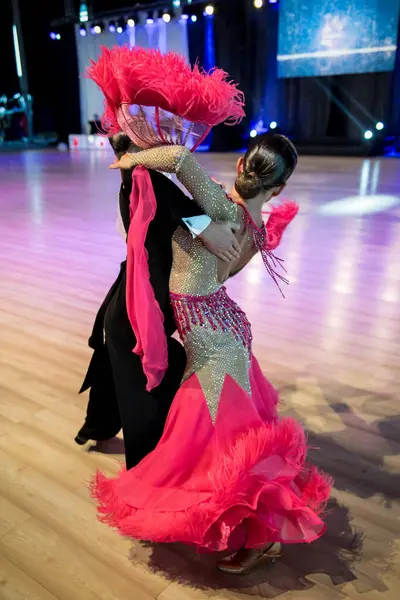 ダンスフロアで標準的なダンスを踊るカップル ストック写真
