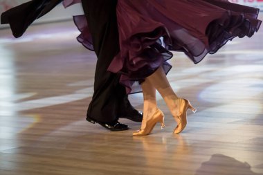 Dans pistinde dans eden çiftler.