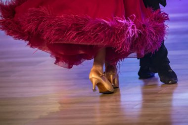 Dans pistinde dans eden çiftler.