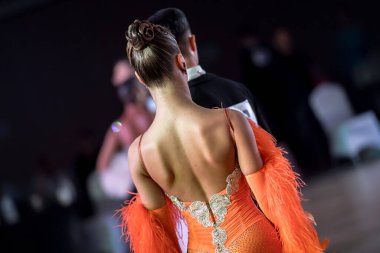 Dans pistinde dans eden çiftler.