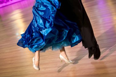 Dans pistinde dans eden çiftler.