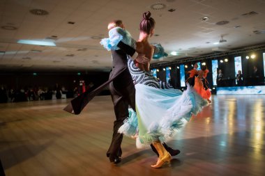 Dans pistinde dans eden çiftler.