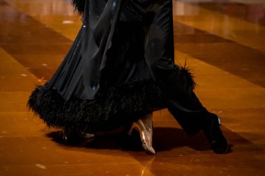 Dans pistinde dans eden çiftler.