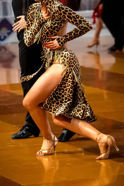 Coppia Balla Una Danza Latina Gambe Una Coppia Ballerini — Foto Stock