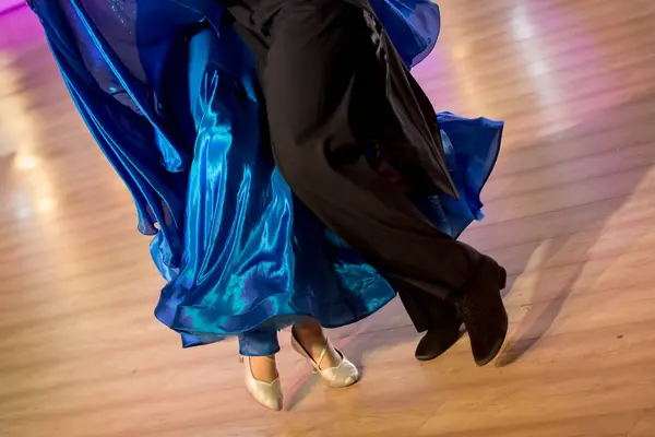 Пара Танцює Стандартний Танець Танцполі Ліцензійні Стокові Зображення