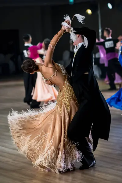 ダンスフロアで標準的なダンスを踊るカップル ストック画像