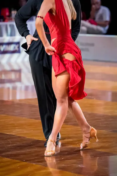 Das Paar Tanzt Einen Lateinamerikanischen Tanz Die Beine Eines Tanzenden Stockbild