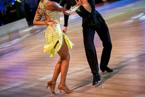 Das Paar Tanzt Einen Lateinamerikanischen Tanz Die Beine Eines Tanzenden lizenzfreie Stockfotos
